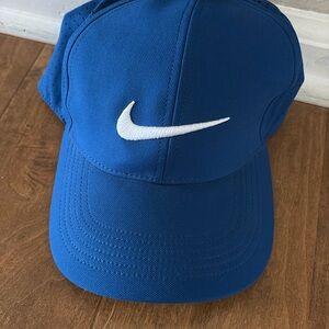 NWT Nike aero bill hat